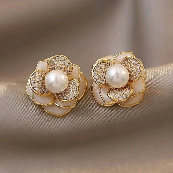 💖 2/$30 Flower white & gold pearl rhinestones boho small Stud dainty Earrings - Picture 3 of 8